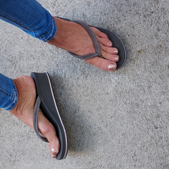 Simple gray flip flops - Picture 3 of 5